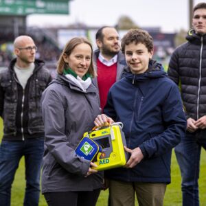 Pablo Schaefer (12) übergibt einen der drei Defibrillatoren an VfB-Vorständin Christiane Büscher Agentur 54° / J. Garve